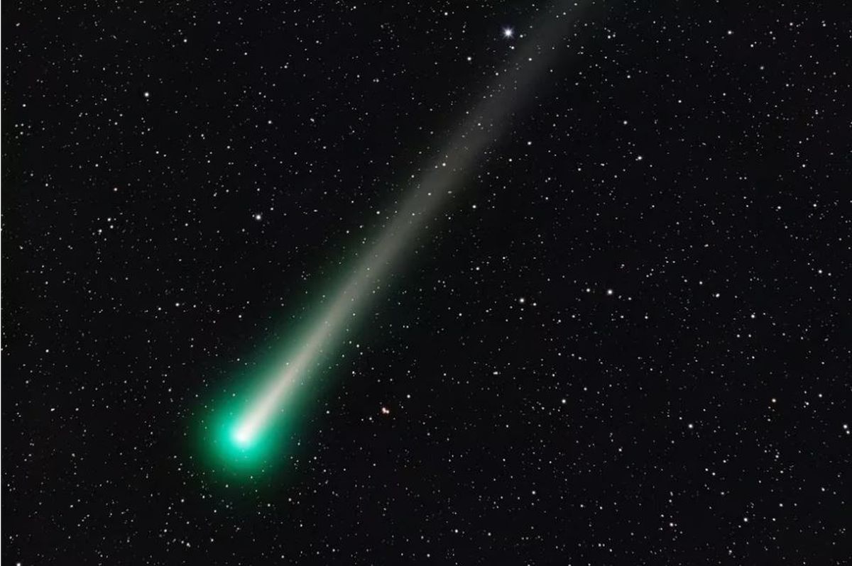 El color verde, según la científica del Conicet, se debe a las moléculas de carbono atrapado en el núcleo del cometa, y es normal.