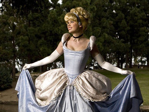 Cenicienta se cansó de los harapos y le pidió un aumento de sueldo a Disney