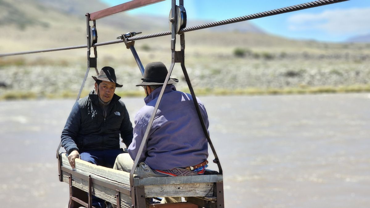 Rubén y Héctor, los tíos de las chicas, son los encargados de mover la jaula para cruzar el río. Rubén y Héctor, los tíos de las chicas, son los encargados de mover la jaula para cruzar el río.
