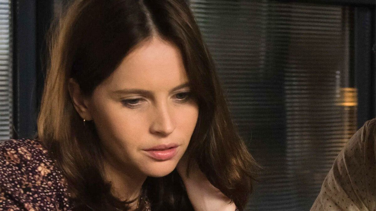 Felicity Jones interpreta a Ellie Haworth en la película de Netflix.