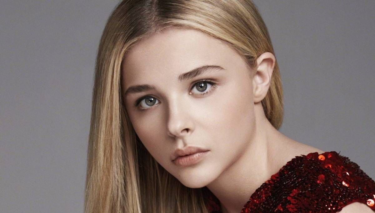 Chloë Grace Moretz le pone voz a Nimona en el idioma original de la película de Netflix