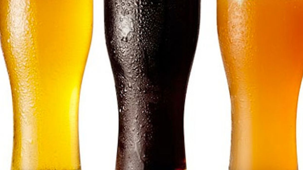 La cerveza negra tiene más hierro que la rubia