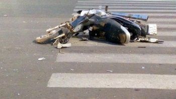 Dos mujeres iban en moto y fallecieron luego de chocar contra un auto