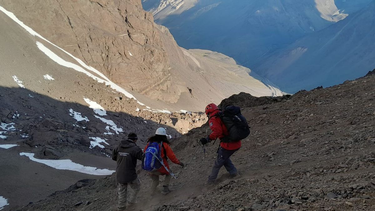 Una de las mujeres tenía ataques de pánico por lo que en el rescate le colocaron un arnés y cuerdas para darle seguridad. Una de las mujeres tenía ataques de pánico por lo que en el rescate le colocaron un arnés y cuerdas para darle seguridad.