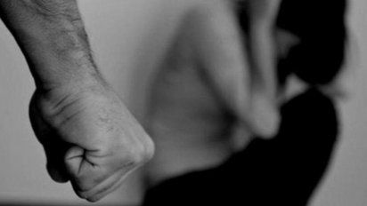 En Bahía Blanca un hombre estaba siendo detenido por una denuncia de violencia de género cuando le dio un golpe a la mujer policía y la desmayó.