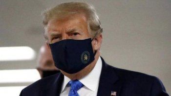Luego de negarse durante varios meses, el presidente Trump se colocó un barbijo