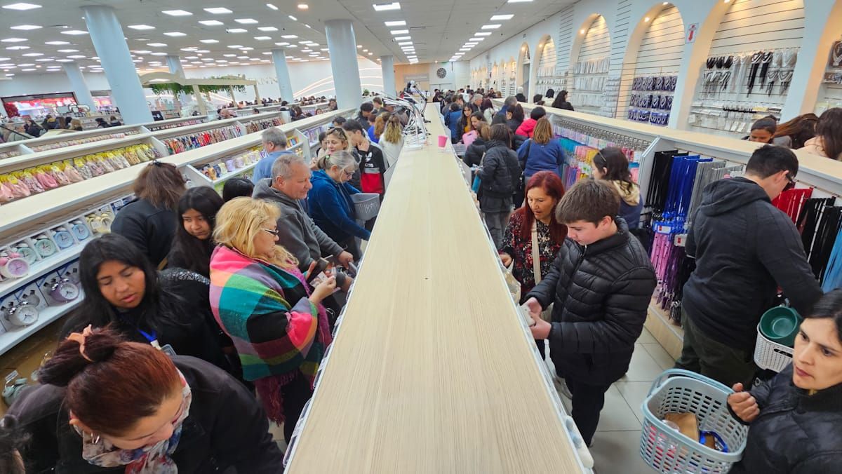 Miles de mendocinos pasaron por el bazar chino ubicado en la ex tienda Balbi. Hay fuertes controles para evitar robos. Miles de mendocinos pasaron por el bazar chino ubicado en la ex tienda Balbi. Hay fuertes controles para evitar robos.