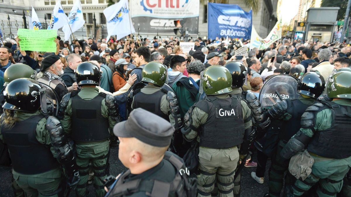 Gendarmería formó una especie de barrera para impedir el paso de los jubilados y del resto de los manifestantes. Gendarmería formó una especie de barrera para impedir el paso de los jubilados y del resto de los manifestantes.