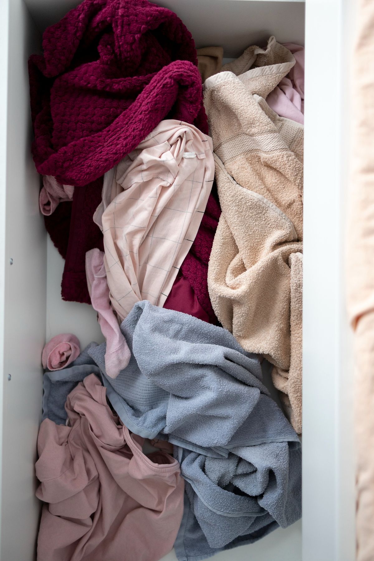 Si el cajón de la ropa luce así, es momento de ordenarlo. Imagen: Magnific. Si el cajón de la ropa luce así, es momento de ordenarlo. Imagen: Magnific.