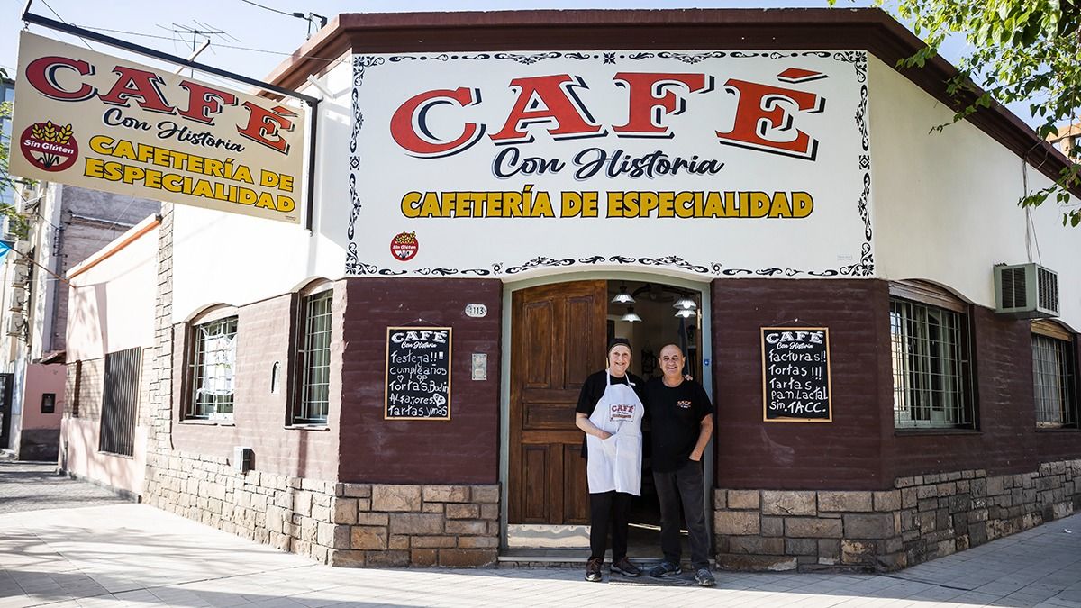 En la esquina de Monseñor Benavente y López de Gomara, a una cuadra de la Municipalidad de Guaymallén, abrió hace siete meses Café con Historia atendido por sus dueños, Domingo e Isabel. En la esquina de Monseñor Benavente y López de Gomara, a una cuadra de la Municipalidad de Guaymallén, abrió hace siete meses Café con Historia atendido por sus dueños, Domingo e Isabel.