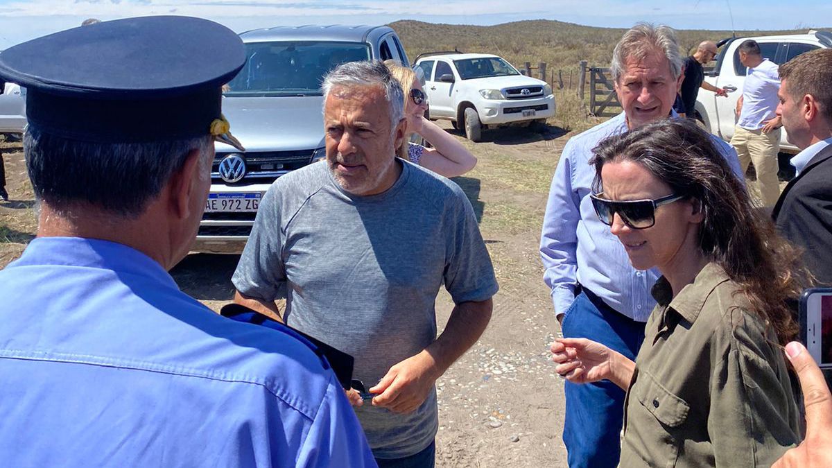 Alfredo Cornejo salud a Marcelo Calipo, el jefe de la policía. Allí están también el intendente sanrafaelino Omar Félix y la ministra Mercedes Rus. Alfredo Cornejo salud a Marcelo Calipo, el jefe de la policía. Allí están también el intendente sanrafaelino Omar Félix y la ministra Mercedes Rus.