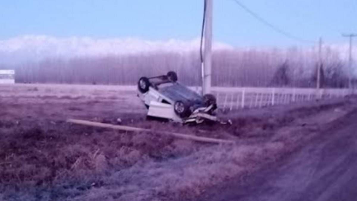 Iban por calle La Argentina hacia el Oeste hasta que en una curva el conductor perdió el control, volcó y se estrelló contra un poste de luz. Iban por calle La Argentina hacia el Oeste hasta que en una curva el conductor perdió el control, volcó y se estrelló contra un poste de luz.