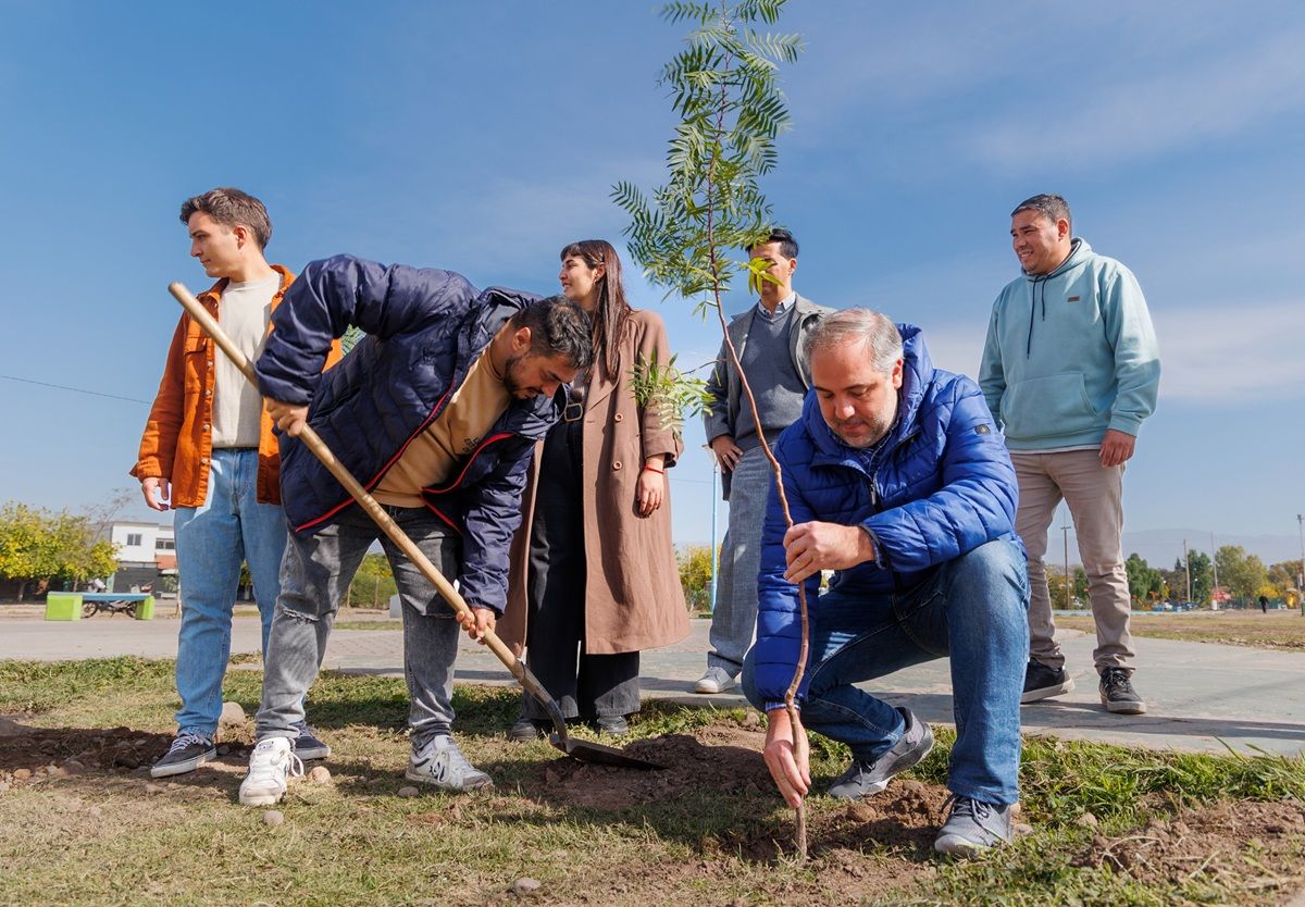 Maipú celebró el Día de la Tierra con una plantación de árboles.