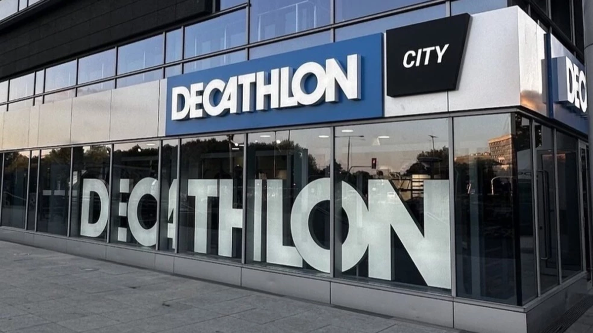 Esta tienda de deportes es conocida por sus bajos precios. Esta tienda de deportes es conocida por sus bajos precios.