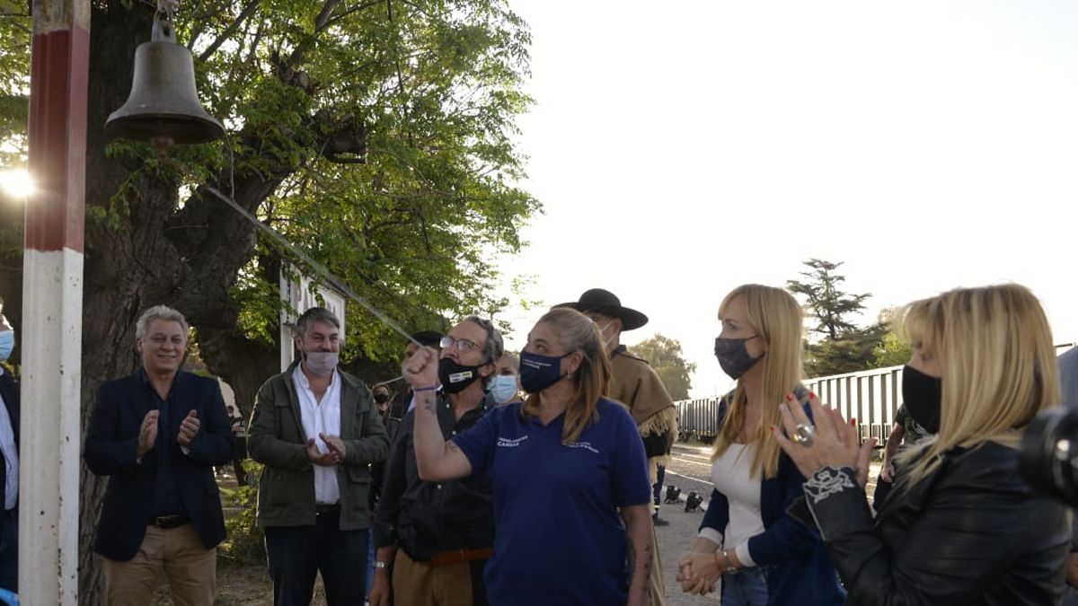 Tradicional toque de campana para anunciar la llegada del tren. Allí se lo ve al ex intendente peronista de San Martín, Jorge Giménez, quien reapareció públicamente.