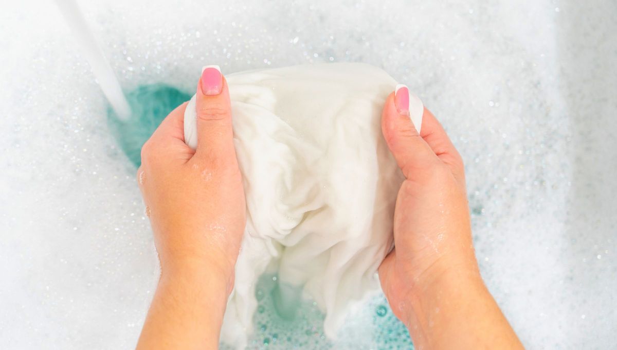 La ropa blanca es muy delicada, por eso hay que tener un cuidado especial con ellas. Para ello, hay un aliado indiscutible: el jugo de limón La ropa blanca es muy delicada, por eso hay que tener un cuidado especial con ellas. Para ello, hay un aliado indiscutible: el jugo de limón