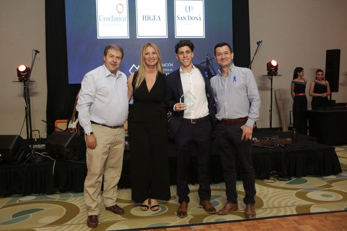 El doctor Alejandro Sagaz (Uroclínica), Eugenia Cao (RPP AEM) y los doctores Juan Cruz Silva y Eduardo Rovere (Uroclínica)