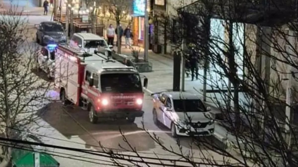 El estudiante de 17 años se encontraba de viaje de egresados en Bariloche y murió luego de caer desde el sexto piso de un hotel El estudiante de 17 años se encontraba de viaje de egresados en Bariloche y murió luego de caer desde el sexto piso de un hotel