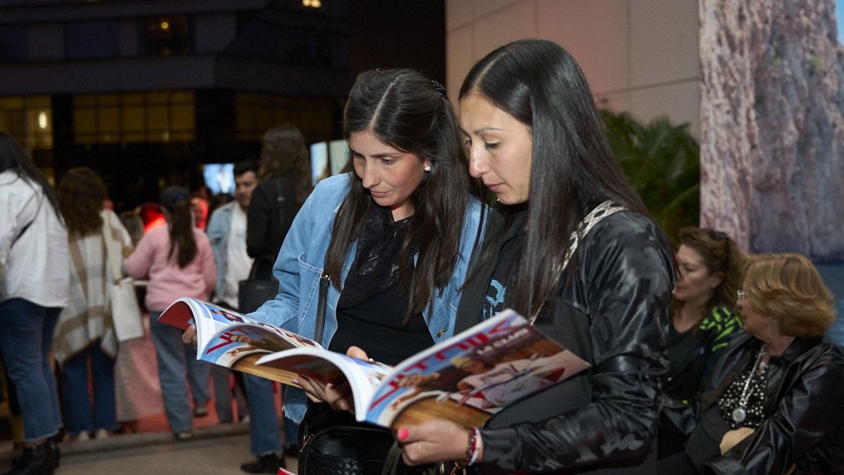 Jimena Tobares y Betiana Czckil conociendo el nuevo catálogo. Jimena Tobares y Betiana Czckil conociendo el nuevo catálogo.