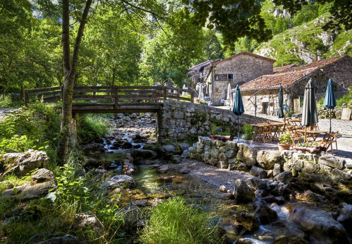 El pueblo está rodeado de montañas y naturaleza. El pueblo está rodeado de montañas y naturaleza.