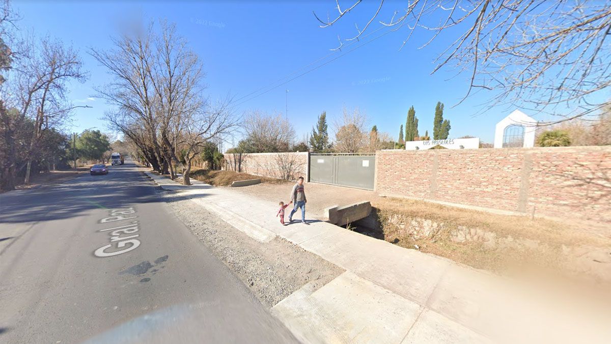 La pareja que circulaba en una camioneta robada chocó contra un árbol frente al cementerio Los Apóstoles