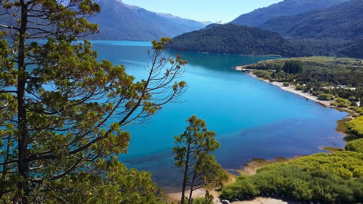 Entre bosques y lagos, los paisajes del pueblo de Lago Puelo. Entre bosques y lagos, los paisajes del pueblo de Lago Puelo.