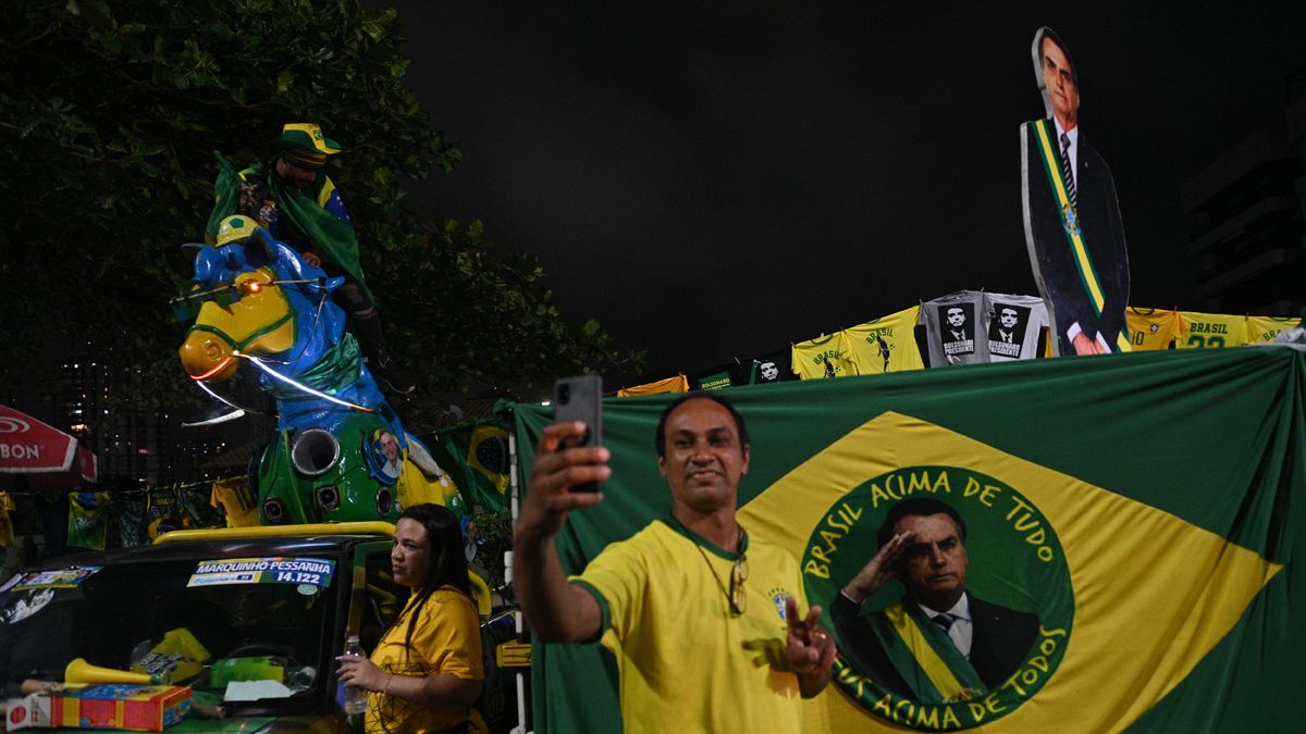 Militantes de Jair Bolsonaro festejaron el resultado ya que habrá balotate tras las elecciones en Brasil.