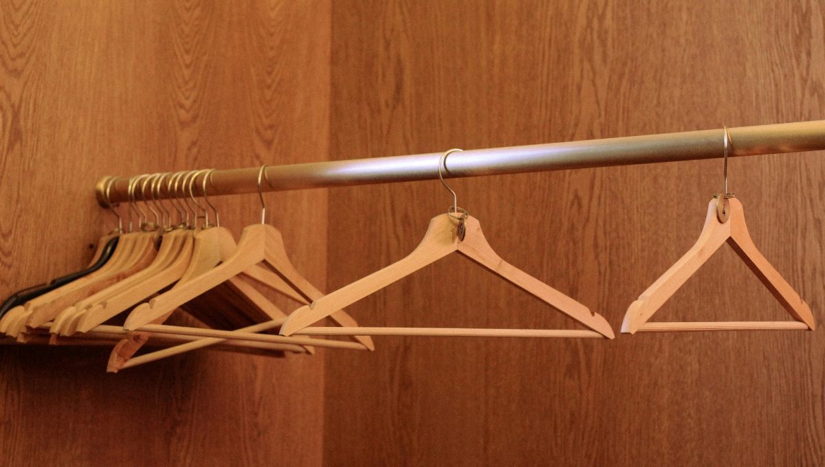 Aprende a reciclar una perchas de madera viejas y crea con ellas una mesita ratona