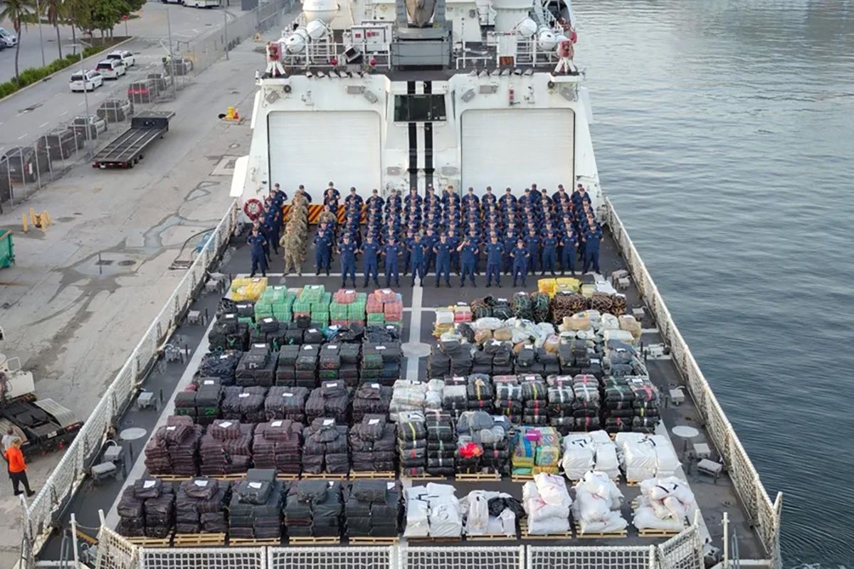 Fotografía tomada de la cuenta oficial de la red social X @USCGSoutheast de la Guardia Costera de los Estados Unidos donde se observa una embarcación con narcóticos incautados este lunes