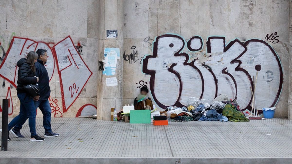 Personas en situación de calle en Mendoza, durmiendo en la vereda, en pleno centro. 