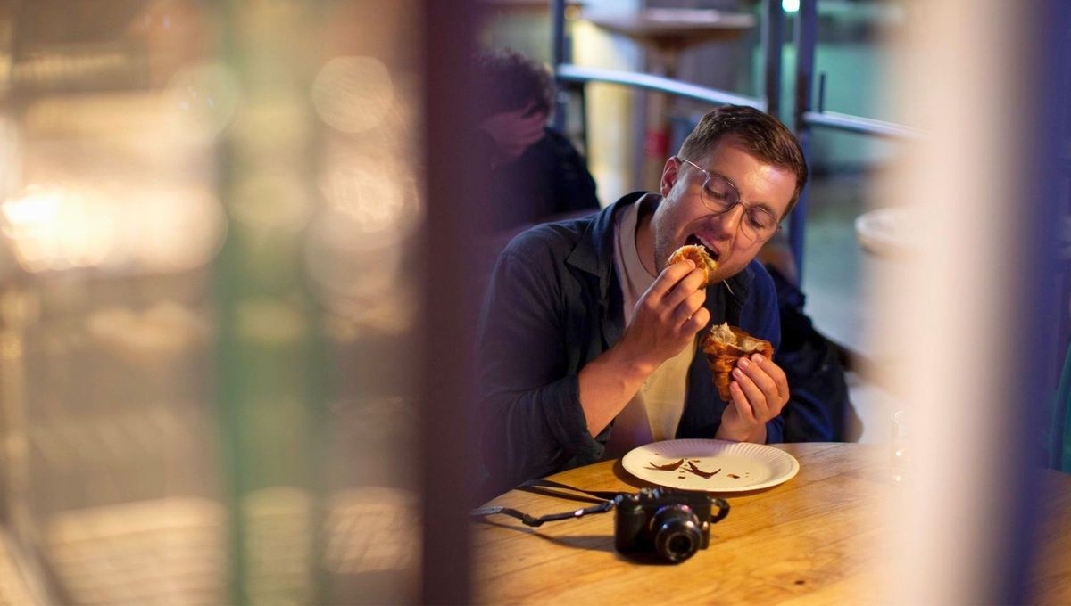 Si sos de las personas que prefiere comer solo o sola, te contamos qué significa según la psicología