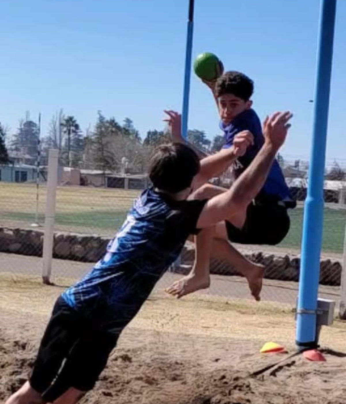 El trabajo del profesor Jesús González promocionando el bech handball ha dado sus frutos, y seis de sus pupilos han sido elegido para la Selección argentina de handball de playa. El trabajo del profesor Jesús González promocionando el bech handball ha dado sus frutos, y seis de sus pupilos han sido elegido para la Selección argentina de handball de playa.