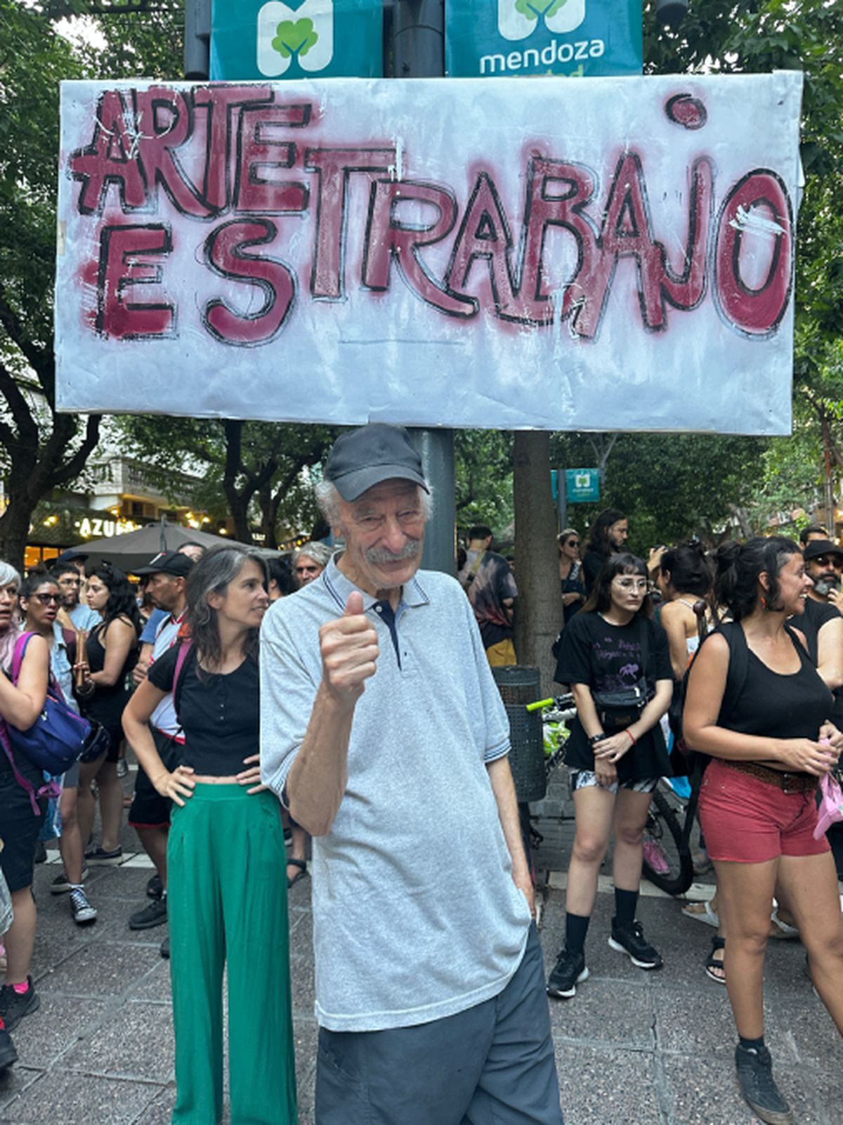 Ernesto Suárez asistió al cacerolazo cultural contra las medidas que propone Milei. Fue el miércoles pasado en el kilómetro 0 de Ciudad. Ernesto Suárez asistió al cacerolazo cultural contra las medidas que propone Milei. Fue el miércoles pasado en el kilómetro 0 de Ciudad.