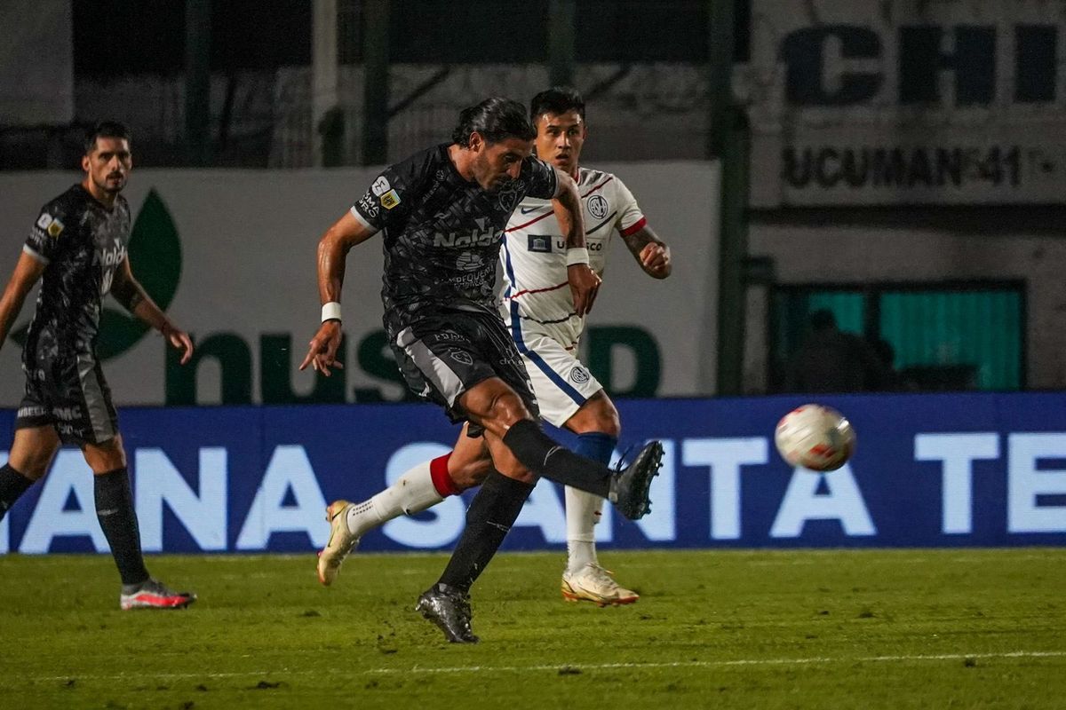 Sarmiento profundizó el mal momento de San Lorenzo y Pedro Troglio quedó en la cuerda floja