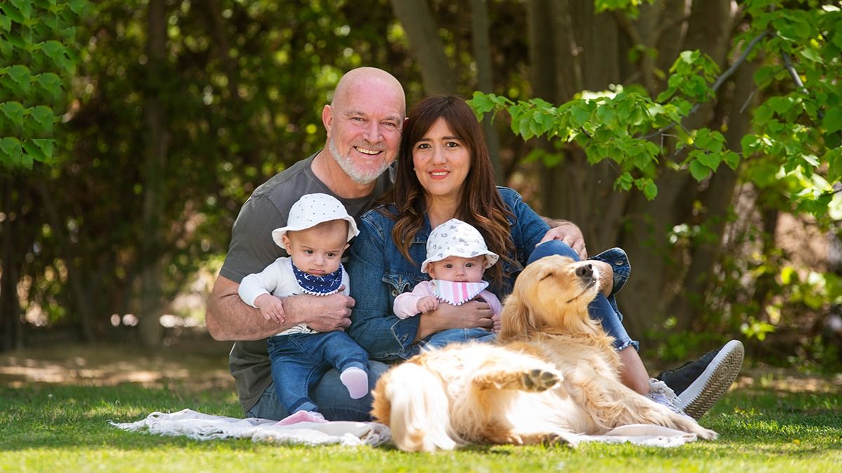 La mascota también es parte de la familia.