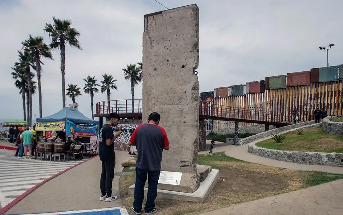 Personas observando un pedazo del muro de Berlín, en el Parque de la Amistad, en Tijuana en México (Archivo). Crédito: EFE/ Joebeth Terriquez. Personas observando un pedazo del muro de Berlín, en el Parque de la Amistad, en Tijuana en México (Archivo). Crédito: EFE/ Joebeth Terriquez.