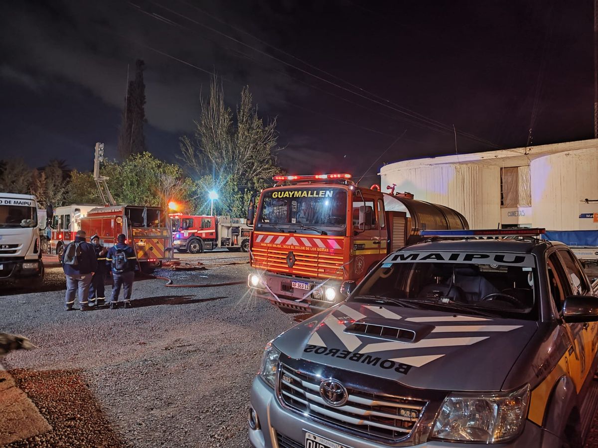 Incendio en el Corralón Municipal de Maipú. El siniestro está controlado. Incendio en el Corralón Municipal de Maipú. El siniestro está controlado.