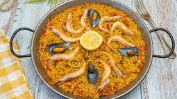 La paella de mariscos es una de las recetas tradicionales de la cocina española.