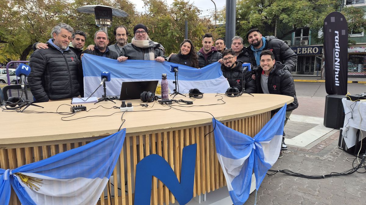El equipo de Radio Nihuil en vivo desde la Plaza Godoy Cruz en el día de la Independencia.