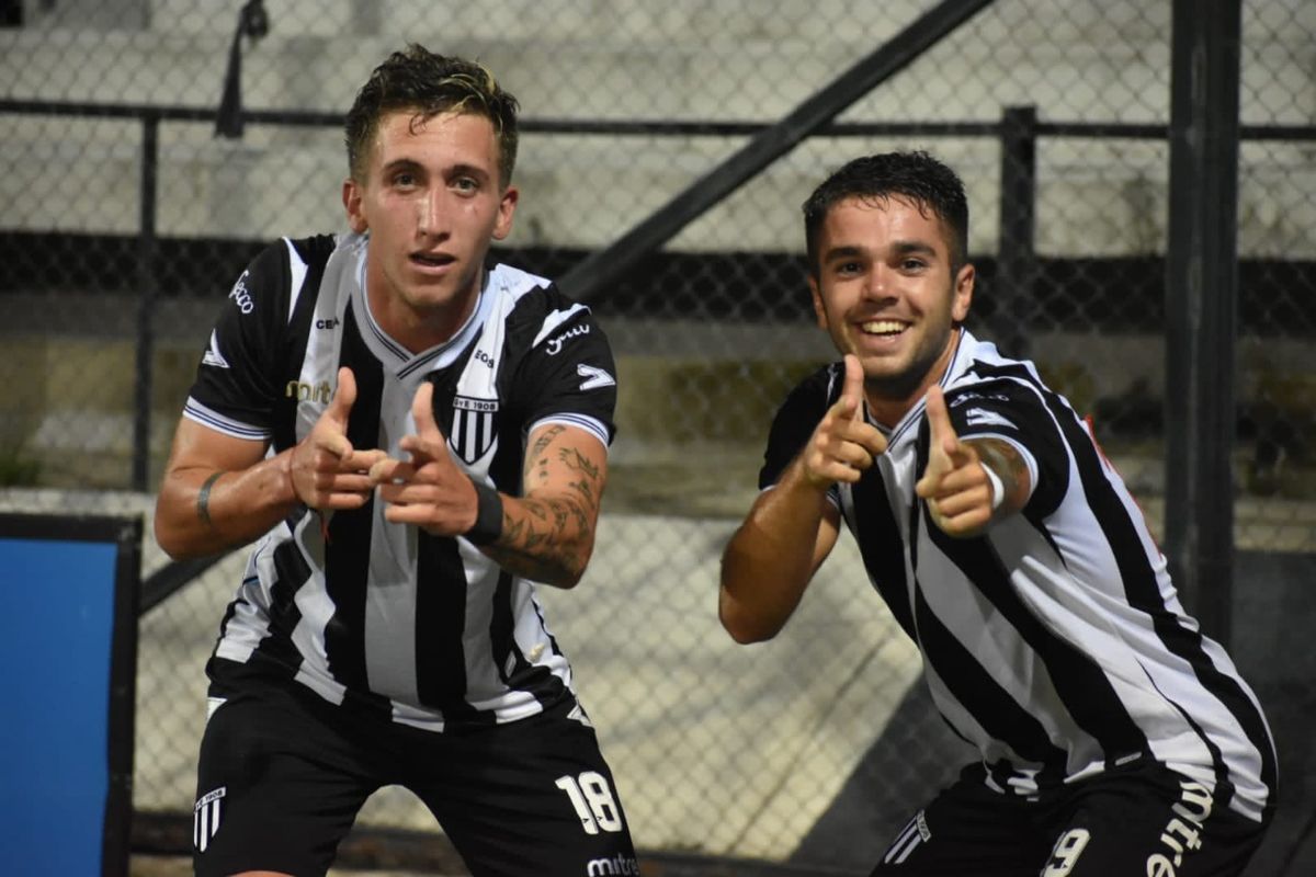 Tadelo Marchiori y Nicolás Romano festejan el gol.