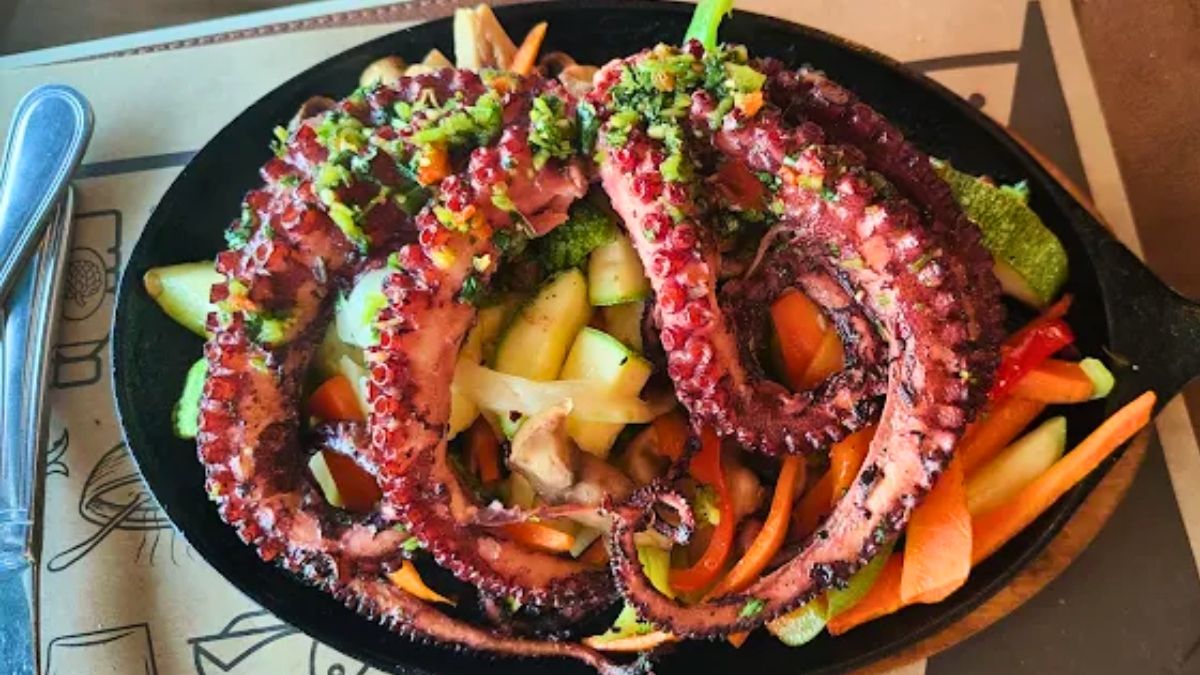 El restaurante está ubicado frente a la playa de Reñaca. El restaurante está ubicado frente a la playa de Reñaca.