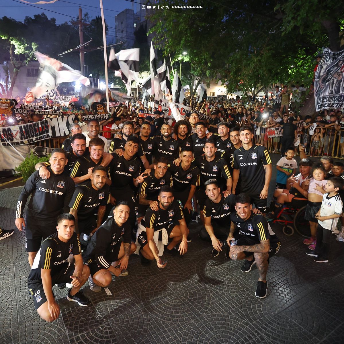 El plantel de Colo llegó el miércoles para jugar contra Godoy Cruz por Copa Libertadores y lo recibió aquí una multitud de hinchas chilenos.