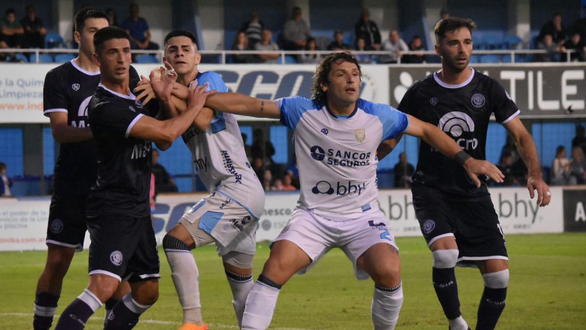 Diego Tonetto a la derecha valoró el triunfo de Independiente Rivadavia ante Atlético de Rafaela.