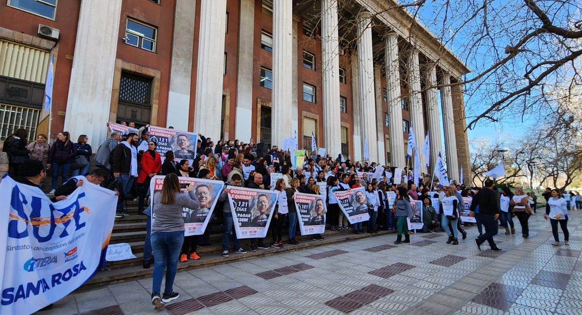 El reclamo salarial del SUTE se hizo visible en los tribunales provinciales.
