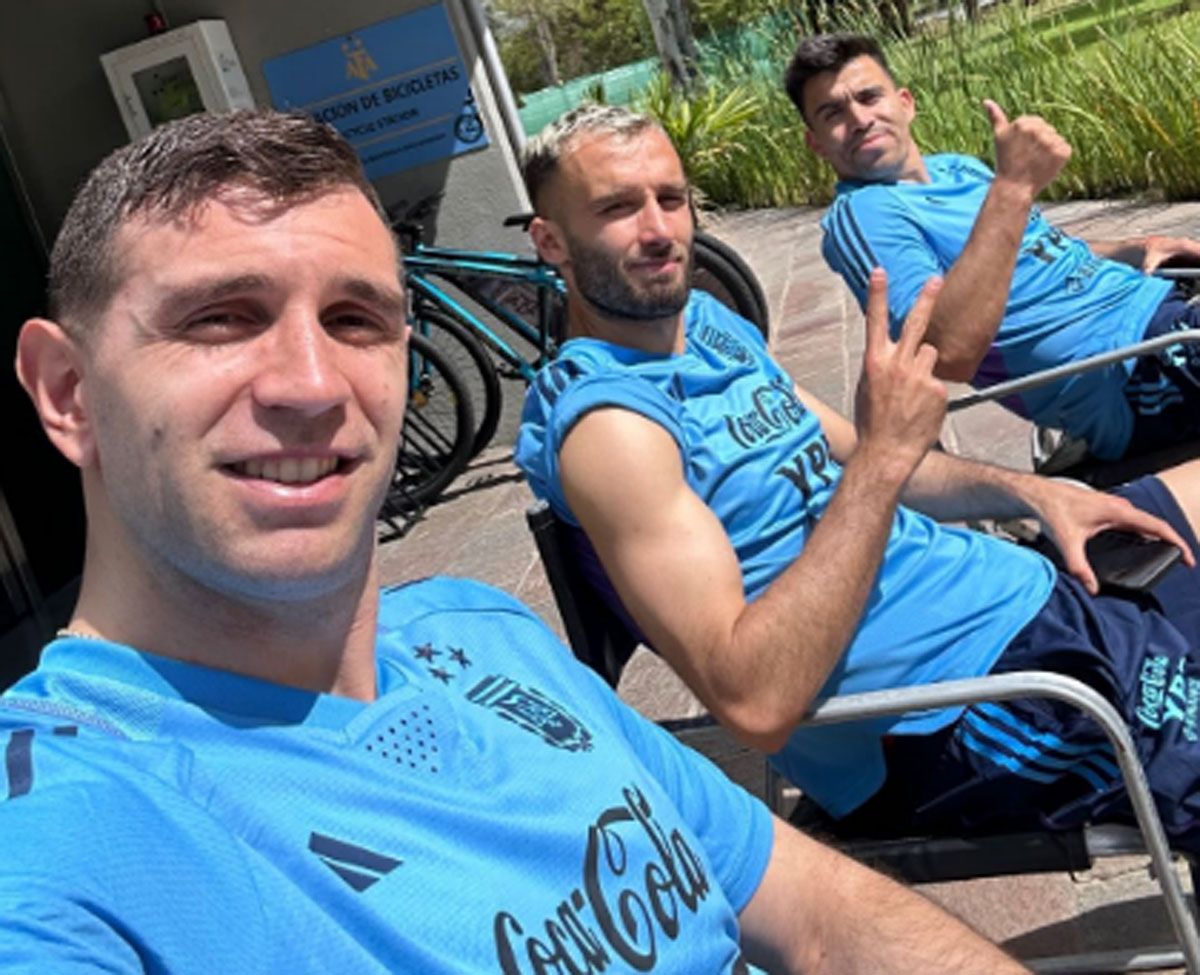 Dibu Martínez con Pezzella y Acuña en la intimidad de la Selección argentina