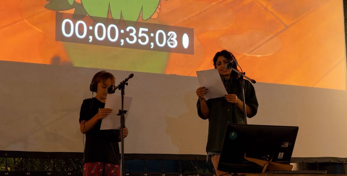 Quienes participan del karaoke replican en vivo los diálogos de películas y series ante un público de bares que se divierte y lo celebra. Quienes participan del karaoke replican en vivo los diálogos de películas y series ante un público de bares que se divierte y lo celebra.