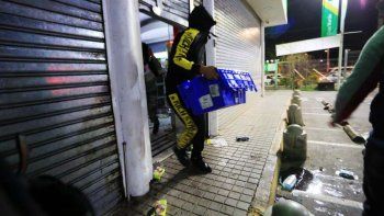 Ya suman 110 los supermercados saqueados en Chile