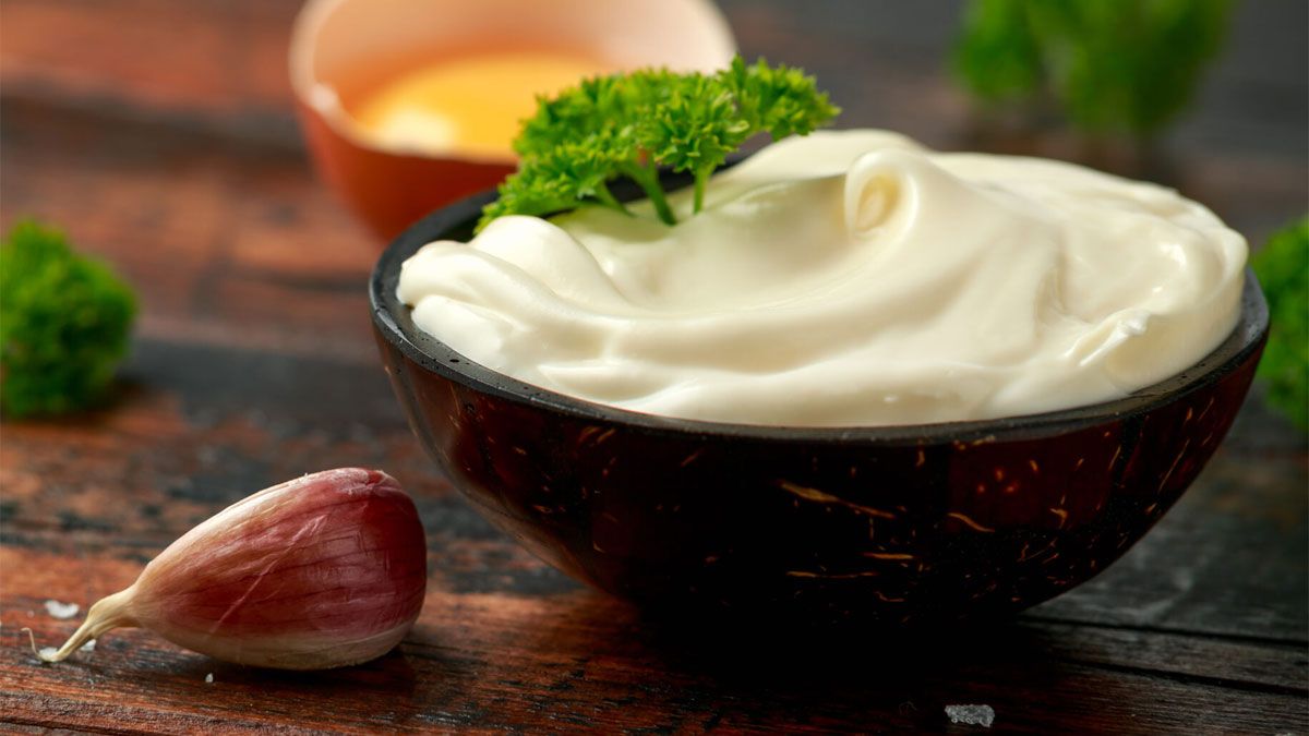 La receta de esta mayonesa de ajo casera sale para chuparse los dedos. La receta de esta mayonesa de ajo casera sale para chuparse los dedos.