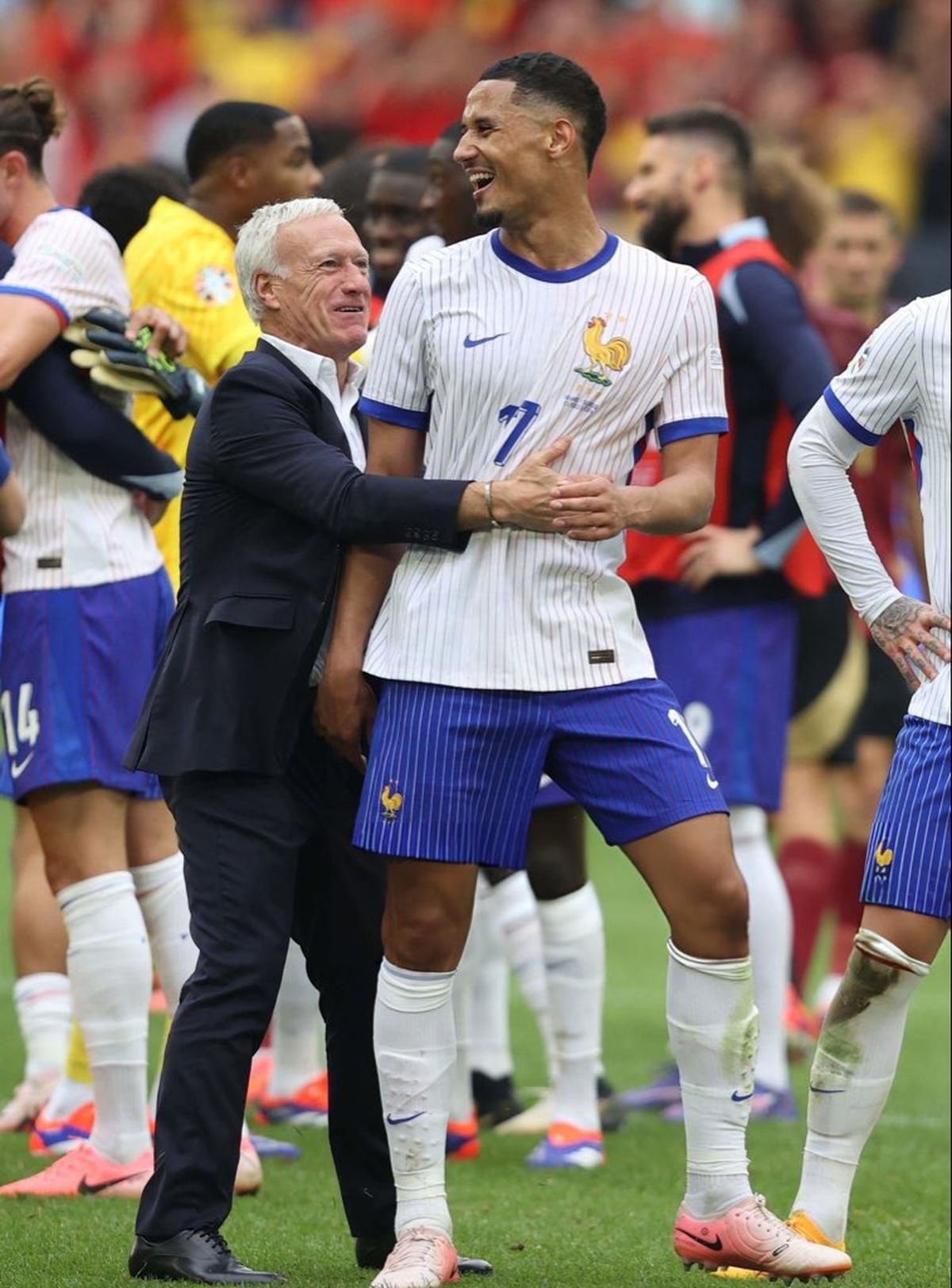Didier Deschamps en la Eurocopa dirigiendo a Francia. Didier Deschamps en la Eurocopa dirigiendo a Francia.