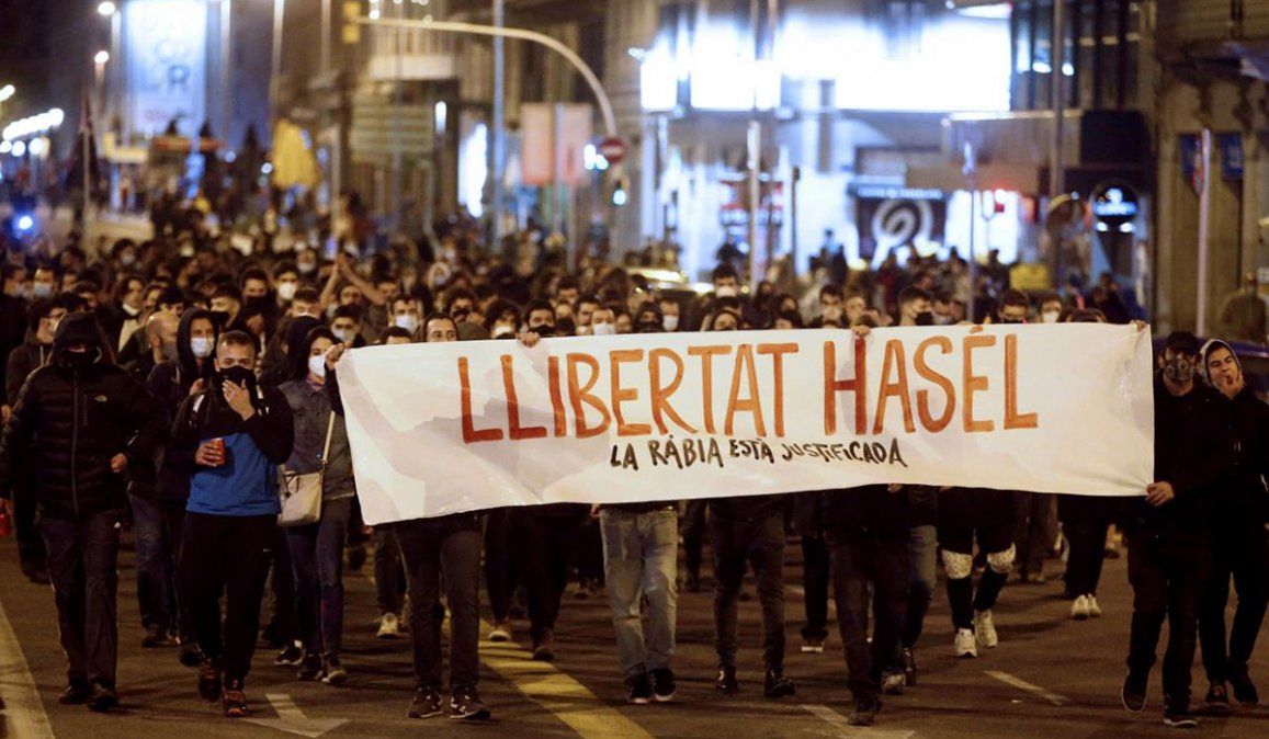 La detención del rapero Pablo Hasel sigue generando protestas en Cataluña y otras ciudades, en la última jornada de manifestaciones hubo 34 detenidos y varios heridos